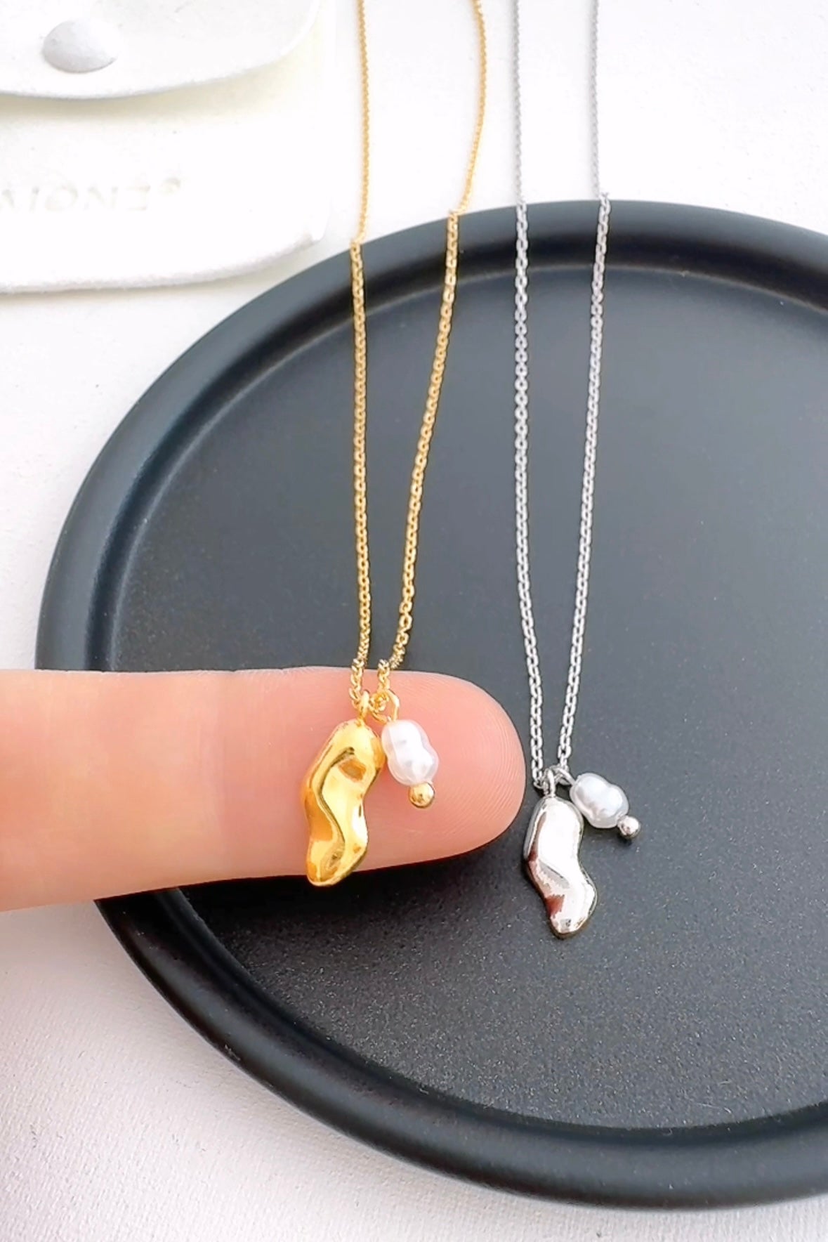 Kidney Bean with Tiny Pearl Necklace