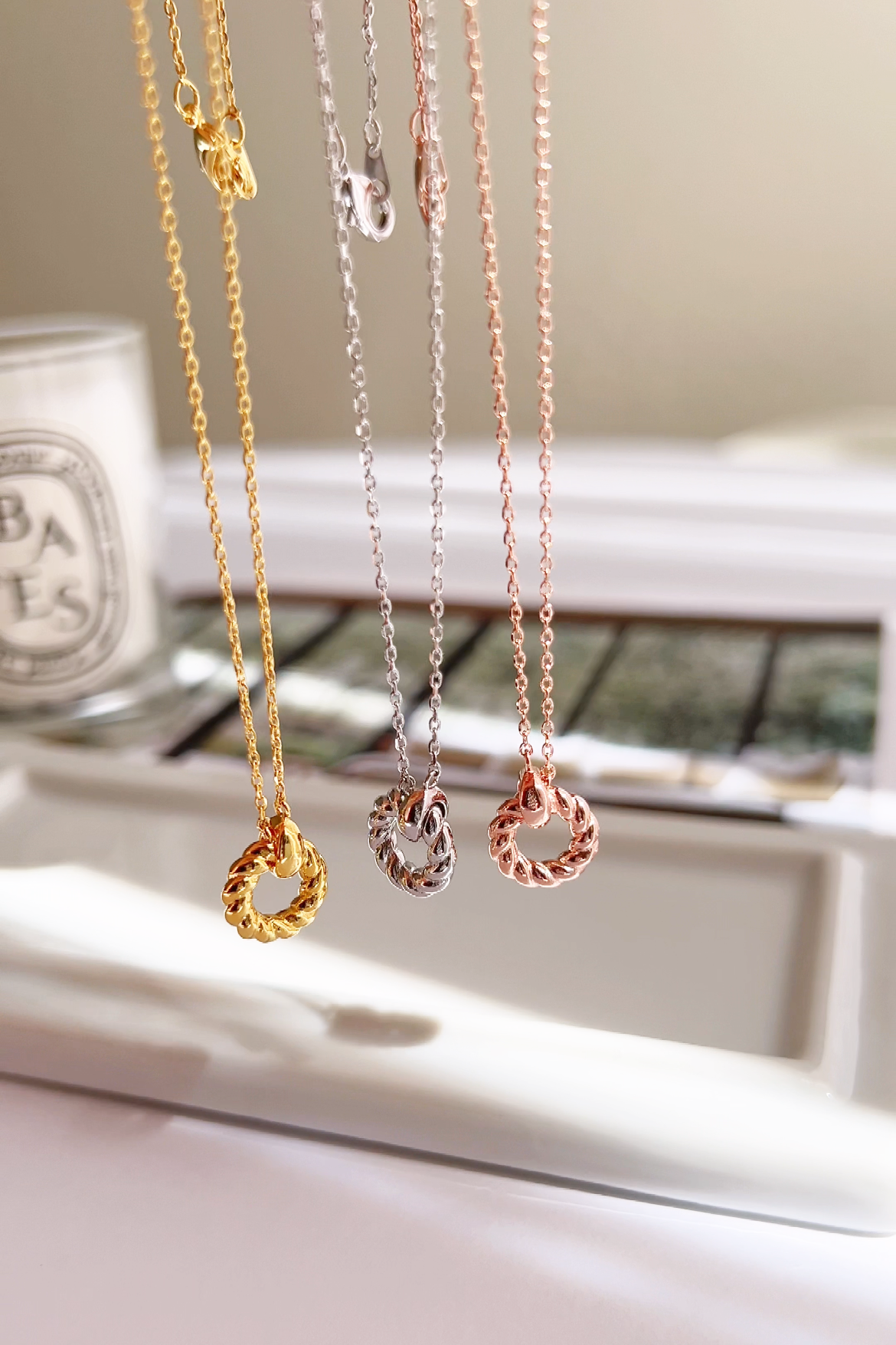 Circle Twisted Rope Round Pendant Necklace